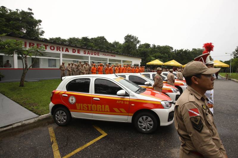 Na mesma cerimônia que entregou as viaturas para serviços de vistoria, o governador Simão Jatene fez uma visita técnica às instalações da nova Policlínica ao Corpo de Bombeiros Militar do Estado. Um prédio no Quartel do Comando Geral da corporação foi reformado e adaptado para receber a Policlínica, que oferta assistência médico-odontológico, psicológico e de primeiros socorros aos bombeiros militares e seus dependentes.

FOTO: IGOR BRANDÃO / AG. PARÁ
DATA: 15.03.2018
BELÉM - PARÁ <div class='credito_fotos'>Foto: IGOR BRANDÃO / AG. PARÁ   |   <a href='/midias/2018/originais/56abde93-8ad9-4f98-8115-3bd80ad37bac.jpg' download><i class='fa-solid fa-download'></i> Download</a></div>