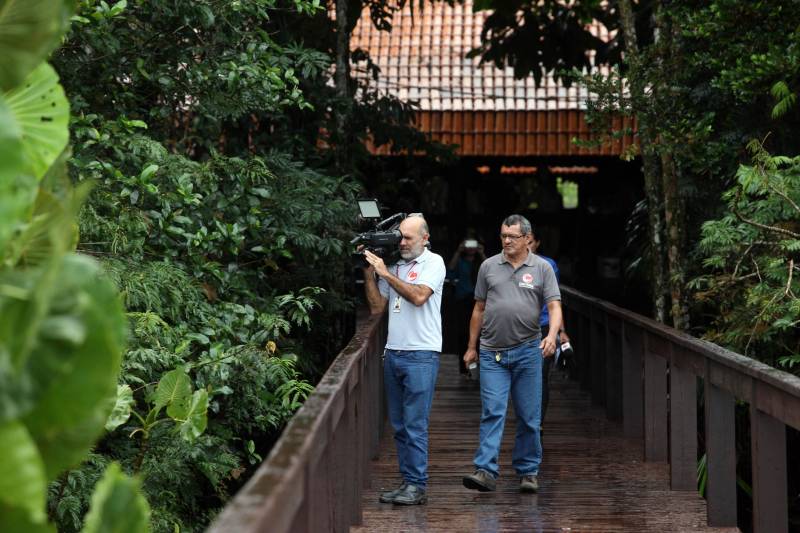 Jornalistas, influenciadores digitais e membros da sociedade civil organizada participaram, nesta quinta-feira (15), da visita guiada ao Parque Estadual do Utinga (Peut) que será inaugurado na sexta-feira (16), às 16h30. Os convidados foram recebidos pelo secretário estadual de Cultura, o arquiteto Paulo Chaves; pelo presidente do Ideflor-bio, Thiago Novaes; pelo gerente do Peut, Julio Meyer; pelo secretário de comunicação, Daniel Nardin e pelo representante da diretoria da Unidade de Conservação do Parque, Wendel Andrade. O evento começou às 9h com a apresentação das melhorias feitas no espaço durante as obras, dos serviços que funcionarão no local e de algumas normas de utilização desse novo equipamento. 

FOTO: SIDNEY OLIVEIRA / AG. PARÁ
DATA: 15.03.2018
BELÉM - PARÁ <div class='credito_fotos'>Foto: Sidney Oliveira/Ag. Pará   |   <a href='/midias/2018/originais/570406a5-84a2-4f47-9016-0248c0eab106.jpg' download><i class='fa-solid fa-download'></i> Download</a></div>