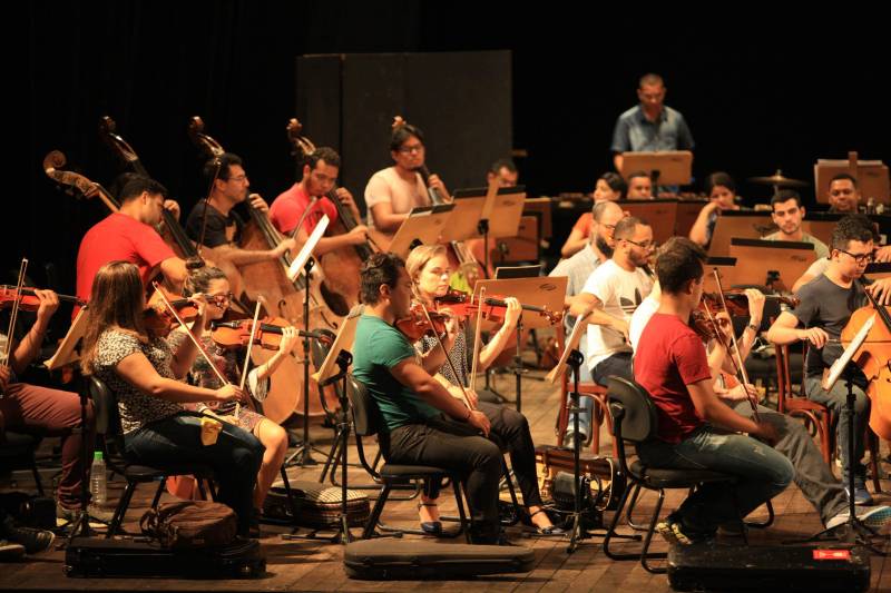 A melhor orquestra sinfônica do Brasil em 2017, eleita por revista especializada, fará uma apresentação especial ao ar livre, nesta sexta-feira, 16, para marcar a reabertura do Parque Estadual do Utinga, numa integração entre música e natureza, assim como propôs o compositor e maestro Heitor Villa-Lobos em “Floresta do Amazonas”. O regente da Orquestra Sinfônica do Teatro da Paz, Miguel Campos Neto, é um dos mais ansiosos pelo evento. 

FOTO: MÁCIO FERREIRA / AG. PARÁ
DATA: 16.03.2018
BELÉM - PARÁ <div class='credito_fotos'>Foto: MÁCIO FERREIRA/ AG. PARÁ   |   <a href='/midias/2018/originais/5798968f-d56a-48f3-9c4e-5110e2a38c39.jpg' download><i class='fa-solid fa-download'></i> Download</a></div>