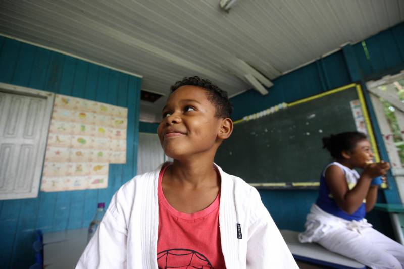 Por outro lado, o aluno da quinta série, Otoniel Silva, 11 anos (foto) de uma escola de ensino fundamentam localizado na Ilha de Urubuoca, nas proximidades de Belém, recebe aulas de jiu-jitsu dos policiais da companhia. A influência é tanta que o aluno já decidiu que quer ser policial “para proteger e ajudar as pessoas”, como comentou

FOTO: MARCELO LELIS / AG. PARÁ
DATA: 27.04.2018
BELÉM - PARÁ <div class='credito_fotos'>Foto: Marcelo Lelis / Ag. Pará   |   <a href='/midias/2018/originais/57c20908-416e-454d-9b70-d5263f72d1fb.jpg' download><i class='fa-solid fa-download'></i> Download</a></div>