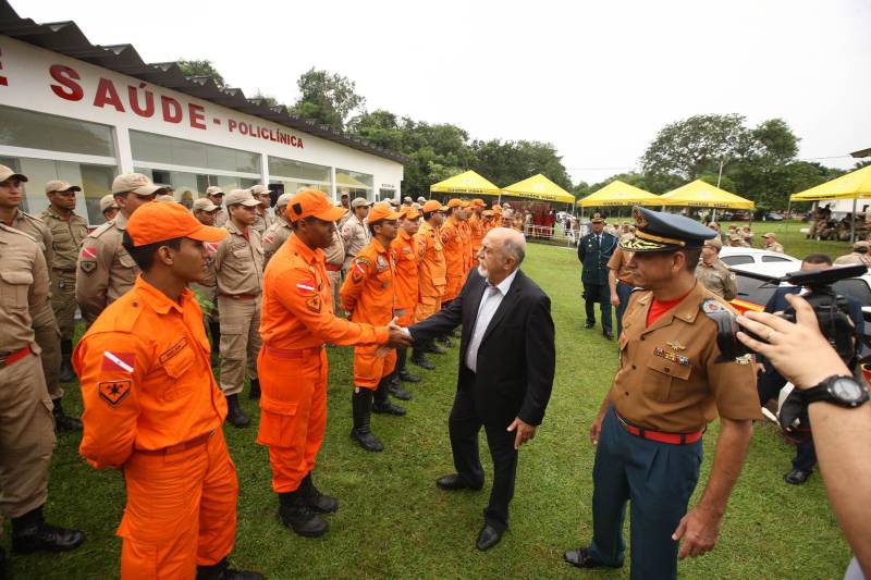 Na mesma cerimônia que entregou as viaturas para serviços de vistoria, o governador Simão Jatene fez uma visita técnica às instalações da nova Policlínica ao Corpo de Bombeiros Militar do Estado. Um prédio no Quartel do Comando Geral da corporação foi reformado e adaptado para receber a Policlínica, que oferta assistência médico-odontológico, psicológico e de primeiros socorros aos bombeiros militares e seus dependentes.

FOTO: IGOR BRANDÃO / AG. PARÁ
DATA: 15.03.2018
BELÉM - PARÁ <div class='credito_fotos'>Foto: IGOR BRANDÃO / AG. PARÁ   |   <a href='/midias/2018/originais/57fcd31e-30ee-4bc0-aa2c-b7adb702a512.jpg' download><i class='fa-solid fa-download'></i> Download</a></div>