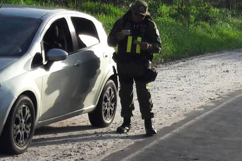 Para garantir maior segurança e tranquilidade no retorno à Região Metropolitana de Belém no feriado prolongado, o governo do Estado adotará uma medida inédita na Rodovia BR-316: a inversão de uma faixa, em sete quilômetros, no sentido de saída da capital, nesta terça-feira (13), das 16 às 22 h, e na quarta-feira (14), das 06 às 14 h. A medida visa permitir a fluidez do tráfego de veículos entre o KM-13, no município de Marituba, próximo ao Instituto de Ensino de Segurança Pública (Iesp), e o KM-06, no município de Ananindeua, no retorno após o posto de serviço da Polícia Rodoviária Federal.

FOTO: ASCOM / NGTM
DATA:13.02.2018
BELÉM - PARÁ <div class='credito_fotos'>Foto: ASCOM NGTM   |   <a href='/midias/2018/originais/580343c3-fba1-4ef3-b091-b1d52c52e03a.jpg' download><i class='fa-solid fa-download'></i> Download</a></div>