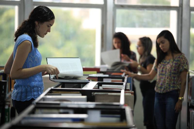 Biblioteca Pública Arthur Vianna, localizada no prédio do Centur. Com mais de 140 anos, o local é uma das principais referências na área em Belém, recebendo uma média de mil usuários por dia. Antes da popularização de instrumentos tecnológicos e sites especializados, a “biblioteca do Centur”, como é conhecida, era uma das principais fontes de pesquisa para alunos de todos os níveis de ensino em Belém. 

FOTO: MÁCIO FERREIRA / AG. PARÁ
DATA: 02.03.2018
BELÉM - PARÁ <div class='credito_fotos'>Foto: MÁCIO FERREIRA/ AG. PARÁ   |   <a href='/midias/2018/originais/580be320-3cef-4f82-a03b-3148911236d1.jpg' download><i class='fa-solid fa-download'></i> Download</a></div>