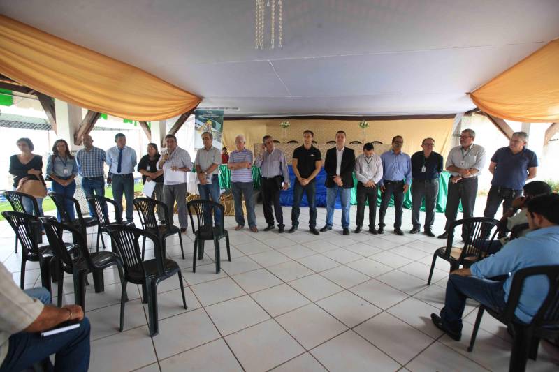 Mais de 300 produtores compareceram à arena Bira's, em Igarapé-Miri, no nordeste paraense, na manhã de quinta-feira (15), em busca de informações sobre crédito, qualificação profissional, regularização fundiária e cadeia produtiva. O público foi atendido pela "Caravana Pará 2030 - Igarapé-Miri", promovida pelo governo do Estado, que levou ao município os serviços de várias secretarias, bancos e instituições ligadas à produção e à intermediação de negócios.

FOTO: RODOLFO OLIVEIRA / AG. PARÁ
DATA: 16.03.2018
IGARAPÉ-MIRI - PARÁ <div class='credito_fotos'>Foto: Rodolfo Oliveira/Ag. Pará   |   <a href='/midias/2018/originais/58824554-aeb8-4161-bed9-56632e576313.jpg' download><i class='fa-solid fa-download'></i> Download</a></div>