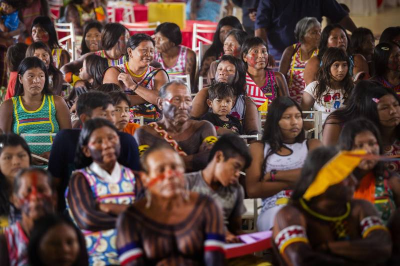 Cerimônia de outorga de grau aos 15 indígenas integrantes da primeira turma do povo Kayapo do curso de licenciatura intercultural indígena da Uepa, na manhã desta quinta-feira, 06, em São Félix do Xingu.

FOTO: NAILANA THIELY / ASCOM UEPA
DATA: 06.11.2018
SÃO FÉLIX DO XINGU - PARÁ <div class='credito_fotos'>Foto: Nailana Thiely / Ascom Uepa   |   <a href='/midias/2018/originais/589d605e-5a95-4541-a8af-9ec3808f1a63.jpg' download><i class='fa-solid fa-download'></i> Download</a></div>