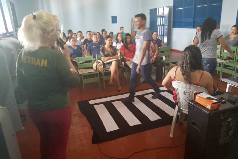 Os municípios de Santo Antônio do Tauá e Tomé-Açu (foto), no nordeste paraense, receberam ações de educação no trânsito, realizadas pelo Departamento de Trânsito do Estado do Pará (Detran), nas duas últimas semanas. 

FOTO: ROSE BARBOSA / ASCOM DETRAN
DATA: 13.11.2018
TOMÉ-AÇU - PARÁ <div class='credito_fotos'>Foto: ROSE BARBOSA / ASCOM DETRAN   |   <a href='/midias/2018/originais/58d5a0ed-ec74-412d-89d7-9edd77b01a93.jpg' download><i class='fa-solid fa-download'></i> Download</a></div>