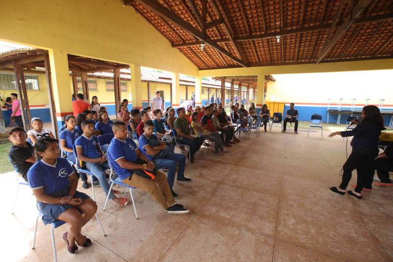 Na manhã desta quarta-feira (21), a ilha de Cotijuba recebeu a primeira edição do Projeto Família e Cidadania de 2018. O evento está sendo realizado na Escola Estadual de Ensino Fundamental e Médio Professora Marta da Conceição até a próxima sexta-feira (23). Durante a manhã mais de 40 pessoas estiveram presentes na abertura do evento, mas a expectativa é que esse número aumente, já que o projeto continua nos próximos dias, sempre com início às 8h.

FOTO: SIDNEY OLIVEIRA / AG. PARÁ
DATA: 21.02.2018
COTIJUBA - PARÁ <div class='credito_fotos'>Foto: Sidney Oliveira/Ag. Pará   |   <a href='/midias/2018/originais/593be9eb-c81f-4161-a824-62b14d4ddcf6.jpg' download><i class='fa-solid fa-download'></i> Download</a></div>