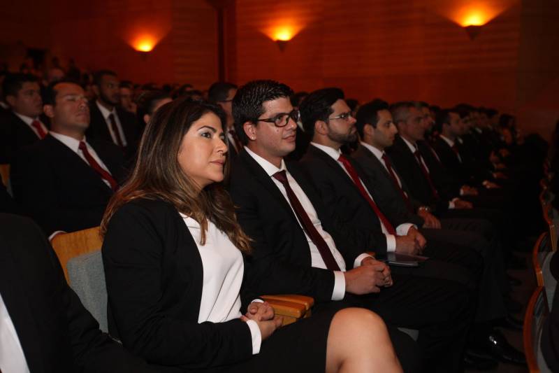 O Pará vai voltar a ter um delegado de polícia para cada município. A posse de 149 novos delegados da Polícia Civil, que aconteceu nesta segunda-feira (26) no Teatro Maria Sylvia Nunes, na Estação das Docas, vai garantir, com sobras, a cobertura completa dos 144 municípios do estado. Aprovados em concurso público, os novos delegados concluíram o curso de Formação da Polícia Civil do Pará no dia 15 deste mês. O curso foi o primeiro do Brasil a incluir sete disciplinas inéditas: Oratória, Atuação Policial frente aos Grupos Vulneráveis, Relacionamento com a Imprensa e Mídias Sociais, Abordagem Psicopatológica do Crime e da Violência, Investigação Financeira no Enfrentamento ao Crime de Lavagem de dinheiro, Noções Básicas de Enfrentamento às Fraudes Veiculares e Linguagem Brasileira de Sinais. O concurso aprovou ainda 300 investigadores, 180 escrivães e 20 papiloscopistas. Os novos policiais civis passaram por quatro meses de formação técnica e profissional na Acadepol. Com a nomeação, o próximo passo será a lotação dos novos servidores públicos nas unidades de Polícia Civil do estado, quando eles saberão em qual região do Pará trabalharão inicialmente.

FOTO: SYDNEY OLIVEIRA / AG. PARÁ
DATA: 26.02.2018
BELÉM - PARÁ <div class='credito_fotos'>Foto: Sidney Oliveira/Ag. Pará   |   <a href='/midias/2018/originais/59f75348-a476-42b4-a6c9-bc79b9abb332.jpg' download><i class='fa-solid fa-download'></i> Download</a></div>