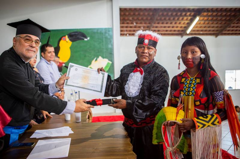 Cerimônia de outorga de grau aos 15 indígenas integrantes da primeira turma do povo Kayapo do curso de licenciatura intercultural indígena da Uepa, na manhã desta quinta-feira, 06, em São Félix do Xingu.  <div class='credito_fotos'>Foto: SECOM PA   |   <a href='/midias/2018/originais/5_agenciapara_97a9f03a-9fe9-4a9e-b5a2-66876e63f30f.jpg' download><i class='fa-solid fa-download'></i> Download</a></div>