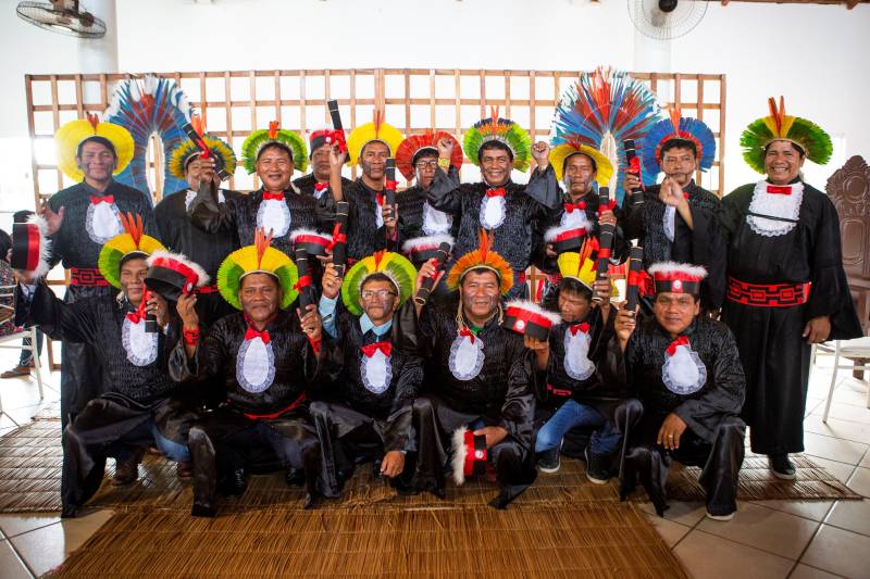 Cerimônia de outorga de grau aos 15 indígenas integrantes da primeira turma do povo Kayapo do curso de licenciatura intercultural indígena da Uepa, na manhã desta quinta-feira, 06, em São Félix do Xingu.  <div class='credito_fotos'>Foto: SECOM PA   |   <a href='/midias/2018/originais/5_agenciapara_ae0768c9-ba64-4dc5-ac81-344377306f5f.jpg' download><i class='fa-solid fa-download'></i> Download</a></div>
