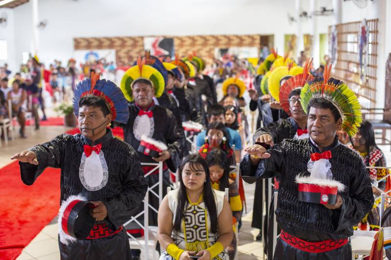 Cerimônia de outorga de grau aos 15 indígenas integrantes da primeira turma do povo Kayapo do curso de licenciatura intercultural indígena da Uepa, na manhã desta quinta-feira, 06, em São Félix do Xingu.  <div class='credito_fotos'>Foto: SECOM PA   |   <a href='/midias/2018/originais/5_agenciapara_e90ac4e4-f8b1-47b0-8659-a38b17c3e8c8.jpg' download><i class='fa-solid fa-download'></i> Download</a></div>
