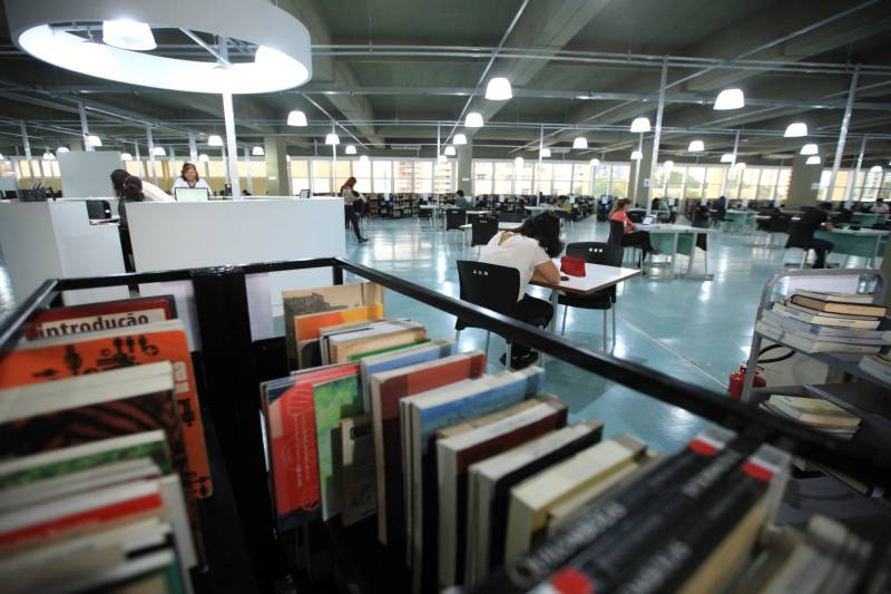 Biblioteca Pública Arthur Vianna, localizada no prédio do Centur. Com mais de 140 anos, o local é uma das principais referências na área em Belém, recebendo uma média de mil usuários por dia. Antes da popularização de instrumentos tecnológicos e sites especializados, a “biblioteca do Centur”, como é conhecida, era uma das principais fontes de pesquisa para alunos de todos os níveis de ensino em Belém. 

FOTO: MÁCIO FERREIRA / AG. PARÁ
DATA: 02.03.2018
BELÉM - PARÁ <div class='credito_fotos'>Foto: MÁCIO FERREIRA/ AG. PARÁ   |   <a href='/midias/2018/originais/5a231406-e70e-4f35-ba67-ea31d2f03e82.jpg' download><i class='fa-solid fa-download'></i> Download</a></div>