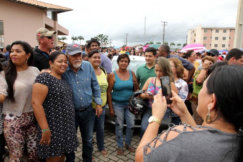 Deve ocorrer a partir da próxima segunda-feira (19) a entrega das chaves aos futuros moradores do Residencial Viver Melhor Marituba, localizado no quilômetro 15 da Rodovia BR-316, em Marituba, região metropolitana de Belém. A cerimônia de inauguração do conjunto, marcada para este sábado (17), foi adiada pela terceira vez pelo Ministério das Cidades, causando transtorno a centenas de pessoas que foram ao local com a promessa de receber o apartamento e começar uma vida nova. O governador Simão Jatene foi ao local esclarecer aos proprietários - muitos vindos de bairros distantes de Belém e Ananindeua - o motivo de mais um adiamento.

FOTO: CRISTINO MARTINS / AG. PARÁ
DATA: 17.02.2017
MARITUBA - PARÁ <div class='credito_fotos'>Foto: Cristino Martins/Ag. Pará   |   <a href='/midias/2018/originais/5a86b142-7e38-4782-afda-ed04babc1600.jpg' download><i class='fa-solid fa-download'></i> Download</a></div>