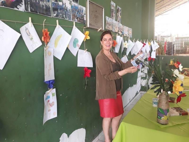 O sentimento de pertencimento à uma história verdadeira, foi fortalecido nesta manhã (06). O ginásio da Universidade Federal Rural da Amazônia - UFRA recebeu 40 alunos do Pro Paz nos Bairros (PPB), polos UFRA, UFPA, UIPP Terra Firme e Mangueirão, para dar vida a obra “História da gente brasileira”, da escritora Mary Del Priore (foto), com a encenação do espetáculo "Terra à vista” . A montagem foi apresentada no Sarau Literário do Livro Solidário, a convite da Imprensa Oficial do Estado. O espetáculo dirigido pelos arte educadores Glaucia Pinto e Elton Santos, sob orientação de Luci Azevedo, coordenadora do PPB é reflexo de um processo que envolve toda a equipe dos polos, resultando na construção do cenário, figurino, trilha sonora que reproduziu o que o livro ensina: o que vestiam, onde moravam, o que comiam e o que faziam os primeiros habitantes do Brasil. As rodas de leituras do livro de Mary e uma aula aberta, com o historiador Aldrin Figueiredo, no Museu de arte sacra, no mês de maio, foram fundamentais para encher de sentimentos e veracidade este espetáculo.

FOTO: FERNANDO SETTE CÂMARA / ASCOM IOE
DATA: 06.06.2018
BELÉM - PARÁ <div class='credito_fotos'>Foto: EMANUELE CORRÊA / ASCOM PRO PAZ   |   <a href='/midias/2018/originais/5ab711b2-6098-45c8-b339-4856a699e266.jpg' download><i class='fa-solid fa-download'></i> Download</a></div>