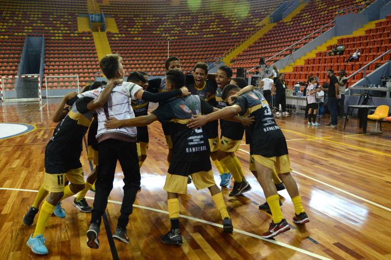Em sua 60ª edição, os Jogos Estudantis Paraenses (JEPs) definiu a equipes que vão representar o Estado do Pará na etapa nacional, em Manaus (AM), de 19 a 23 de setembro. Das partidas realizadas neste sábado (23), pela etapa estadual, na Arena Guilerme Paraense - o Mangueirinho, foram premiados quatro times das modalidades de Basquete, Volei, Handebol e Futsal, na categoria "A" (de 12 a 14 anos). 

FOTO: FERNANDO NOBRE / ASCOM SEDUC
DATA: 23.06.2018
BELÉM - PARÁ <div class='credito_fotos'>Foto: FERNANDO NOBRE/ASCOM SEDUC   |   <a href='/midias/2018/originais/5b072bd1-a2bc-44cf-b5d5-186ed3da6465.jpg' download><i class='fa-solid fa-download'></i> Download</a></div>