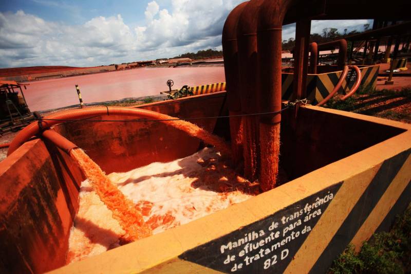 Iniciou neste sábado, 24, o prazo que o Governo do Estado deu para que a empresa de alumínio Hydro Alunorte adote procedimentos e mecanismos seguros ambientalmente, a fim de que as bacias de resíduos da empresa baixem os níveis em pelo menos um metro – o que é definido tecnicamente como padrão de segurança com comprovação permanente da redução e manutenção dos níveis. Uma equipe de fiscalização da Secretaria de Estado de Meio Ambiente e Sustentabilidade (Semas) está no município para fazer o monitoramento dos níveis das bacias do sistema de tratamento dos rejeitos da Bauxita. "Vamos montar equipes para, de duas em duas horas, avaliar o nível das bacias. Em caso de chuva o monitoramento será feito de uma em uma hora", explicou Rejiane Santos, geóloga da Diretoria de Licenciamento Ambiental da Semas.

FOTO: IGOR BRANDÃO / AG PARÁ
DATA: 24.02.2018
BELÉM - PARÁ <div class='credito_fotos'>Foto: IGOR BRANDÃO / AG. PARÁ   |   <a href='/midias/2018/originais/5b8a676d-0a51-4b69-ac0c-8c89ef29c628.jpg' download><i class='fa-solid fa-download'></i> Download</a></div>