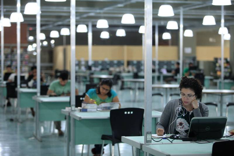 Biblioteca Pública Arthur Vianna, localizada no prédio do Centur. Com mais de 140 anos, o local é uma das principais referências na área em Belém, recebendo uma média de mil usuários por dia. Antes da popularização de instrumentos tecnológicos e sites especializados, a “biblioteca do Centur”, como é conhecida, era uma das principais fontes de pesquisa para alunos de todos os níveis de ensino em Belém. 

FOTO: MÁCIO FERREIRA / AG. PARÁ
DATA: 02.03.2018
BELÉM - PARÁ <div class='credito_fotos'>Foto: MÁCIO FERREIRA/ AG. PARÁ   |   <a href='/midias/2018/originais/5c59807c-73ea-4bcd-9c0f-9f9d1c162c9c.jpg' download><i class='fa-solid fa-download'></i> Download</a></div>