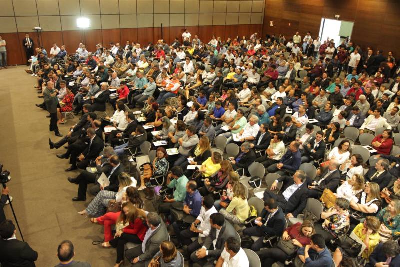 O primeiro dia do  Fórum Permanente de Prefeitas e Prefeitos dos Municípios Sustentáveis contou com a participação de 85 prefeitos , 17 vices e 21 secretários municipais dos 141 municípios manifestaram interesse em adotar as diretrizes do programa. Para o governador Simão Jatene (foto), esta grande participação simboliza a união de agentes públicos que colocaram os interesses coletivos acima dos interesses individuais para construir um estado melhor para todos. Com o tema “Gestão Compartilhada”, o evento traz as experiências e os desdobramentos das agendas governamentais que foram planejadas em parceria com as gestões municipais. Através da Secretaria Extraordinária de Municípios Sustentáveis (Semsu) Governo do Pará, por meio da Semsu, investe na capacitação dos municípios para a promoção de uma gestão fiscal eficiente. Para Izabela Jatene, este primeiro dia serviu para sinalizar o quanto os gestores estão preocupados com o equilíbrio da questão fiscal dos municípios e em desenvolver uma governança compartilhada para desenvolver seus municípios.

FOTO: CRISTINO MARTINS / AG. PARÁ
DATA: 07.02.2018
BELÉM - PARÁ <div class='credito_fotos'>Foto: Cristino Martins/Ag. Pará   |   <a href='/midias/2018/originais/5d1924f2-bbb0-4065-9f82-601bb8944004.jpg' download><i class='fa-solid fa-download'></i> Download</a></div>