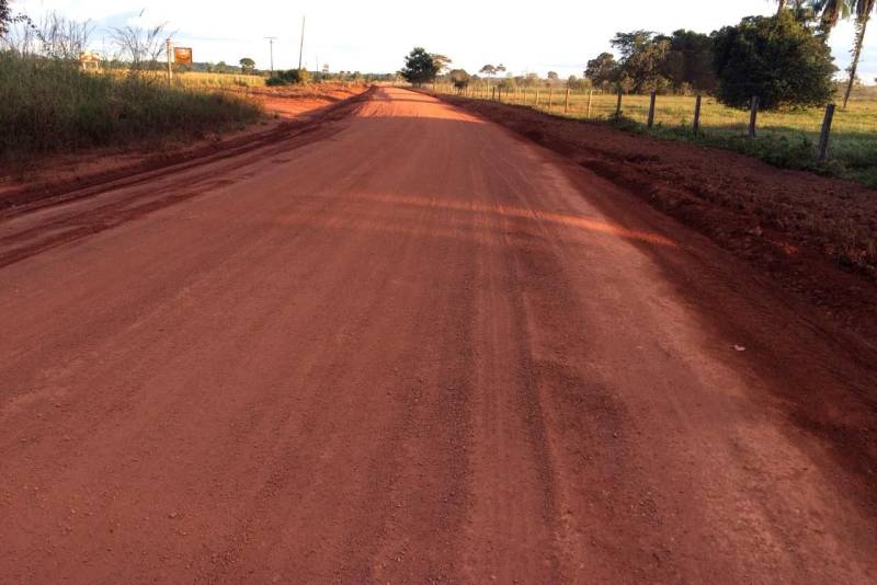 As chuvas começam a diminuir no interior do Estado e os trabalhos de manutenção das estradas paraenses continuam avançando. A rodovia PA-449 (foto), no trecho que liga Conceição do Araguaia à Floresta do Araguaia, a plataforma da pista de rolamento, em revestimento primário, está sendo regularizada.

FOTO: ASCOM SETRAN
DATA: 11.05.2018
CONCEIÇÃO DO ARAGUAIA - PARÁ <div class='credito_fotos'>Foto: ASCOM SETRAN   |   <a href='/midias/2018/originais/5d58435d-f124-48b9-825a-f1a192bb1ac1.jpg' download><i class='fa-solid fa-download'></i> Download</a></div>