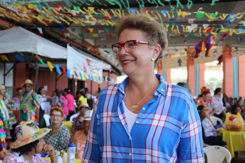 Cerca de 400 idosos, trajando as vestes típicas da época junina, participaram do 19º “Arraiá”, que integra o Projeto Vida Ativa na Terceira Idade, nesta terça-feira (26), no Estádio Olímpico do Pará, o Mangueirão, em Belém. O momento mais esperado da festa foi o concurso de Miss Caipira 2018. Conceição Albuquerque, com o traje “Miss Copa do Mundo”, foi a vencedora desta edição. A festa junina contou com apresentação de quadrilhas de entidades de assistência à pessoa idosa e muitas brincadeiras da quadra junina, além da cantora Suanny Batidão. Com a roupa nas cores verde e amarela, Conceição Albuquerque, candidata do núcleo do projeto que funciona na Tuna Luso Brasileira, apostou na junção do tema junino com a mais importante competição de futebol – a Copa do Mundo, na Rússia. A ganhadora participou ao lado de cinco candidatas e conquistou os jurados, que avaliaram coreografia, simpatia e traje. Emocionada, a vencedora recebeu a faixa das mãos de Marlene da Silva, a miss de 2017. Na foto, a titular da Seel, Cláudia Moura.

FOTO: ADRIANA PINTO / ASCOM SEEL
DATA: 26.06.2018
BELÉM - PARÁ <div class='credito_fotos'>Foto: ADRIANA PINTO / ASCOM SEEL   |   <a href='/midias/2018/originais/5e81fbb9-289e-412b-8706-927c93f15272.jpg' download><i class='fa-solid fa-download'></i> Download</a></div>