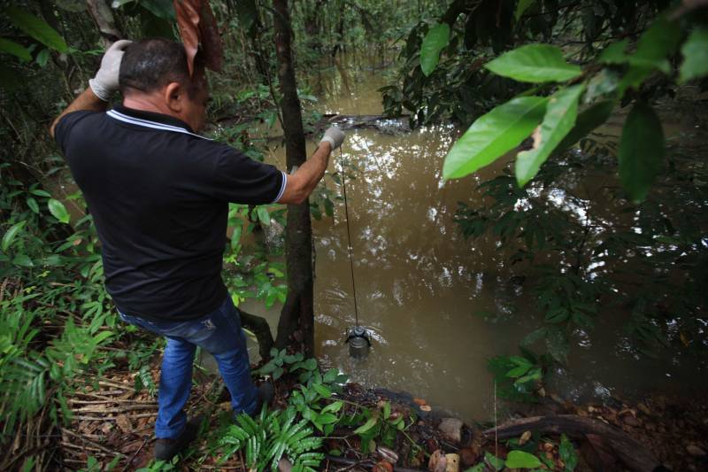 As ações do governo do Estado são imediatas no município de Barcarena, mais especificamente nas comunidades Bom Futuro e Vila Nova, localizadas na área das bacias de rejeitos da Hydro. A primeira medida é a coleta da água dos poços artesianos, para verificar se está própria para o consumo humano. Nesta sexta-feira (23), técnicos do Laboratório Central do Estado (Lacen) começaram o trabalho, que faz parte do conjunto de ações do grupo de trabalho montado pelo governo depois que o Instituto Evandro Chagas confirmou a contaminação da área.

FOTO: MÁCIO FERREIRA / AG. PARÁ
DATA: 23.02.2018
BARCARENA - PARÁ <div class='credito_fotos'>Foto: MÁCIO FERREIRA/ AG. PARÁ   |   <a href='/midias/2018/originais/5e8d2247-c84c-4806-b7b0-a64a61608be4.jpg' download><i class='fa-solid fa-download'></i> Download</a></div>