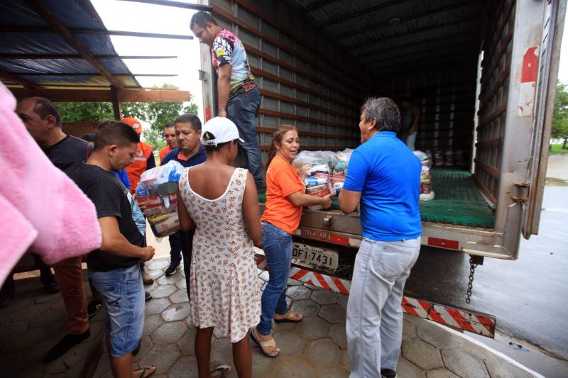 A entrega de mais de 200 cestas básicas às famílias atingidas pelas cheias dos rios Tocantins e Itacaiúnas, em Marabá, no sudeste do Pará, foi a principal ação, neste sábado (17), da força-tarefa montada para prestar atendimento aos desabrigados na região.

FOTO: MÁCIO FERREIRA / AG. PARÁ
DATA: 17.02.2018
MARABÁ - PARÁ <div class='credito_fotos'>Foto: MÁCIO FERREIRA/ AG. PARÁ   |   <a href='/midias/2018/originais/5e9a6314-5400-4b8a-b4cd-901fd05fb899.jpg' download><i class='fa-solid fa-download'></i> Download</a></div>