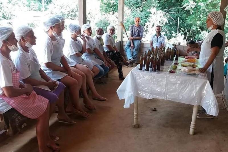 Na última quinta-feira (25), 12 mulheres do assentamento federal Assurinim, em Altamira, na Transamazônica, aprenderam, em uma oficina de processamento de frutas promovida pelo escritório local da Empresa de Assistência Técnica e Extensão Rural do Estado do Pará (Emater), a transformar o cacau, a acerola, a jabuticaba e a manga dos quintais das suas propriedades em licor e geléia.

FOTO: ASCOM EMATER
DATA: 30.10.2018
ALTAMIRA - PARÁ <div class='credito_fotos'>Foto: ASCOM EMATER   |   <a href='/midias/2018/originais/5ef01b73-1674-4dbc-8c71-c187fc84f5bc.jpg' download><i class='fa-solid fa-download'></i> Download</a></div>
