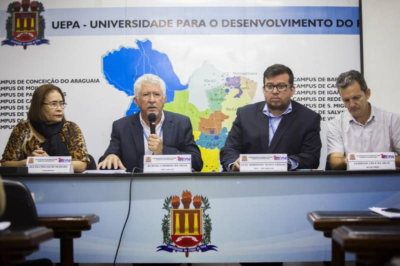 Dedicação exclusiva aos estudos e prática recorrente de exercícios renderam ao estudante Rafael Barata a  medalha "Fernando Guilhon", horaria concedida ao candidato com a maior pontuação no processo seletivo da Uepa. A medalha foi entregue pelo reitor da instituição, Rubens Cardoso, durante a reunião ordinária do Conselho Universitário (Consun), na manhã desta quarta-feira (21). 

FOTO: NAILANA THIELY / ASCOM UEPA 
DATA: 21.02.18
BELÉM - PARÁ <div class='credito_fotos'>Foto: Nailana Thiely / Ascom Uepa   |   <a href='/midias/2018/originais/5ef975f1-f912-44e5-aa11-45ea29747ed2.jpg' download><i class='fa-solid fa-download'></i> Download</a></div>