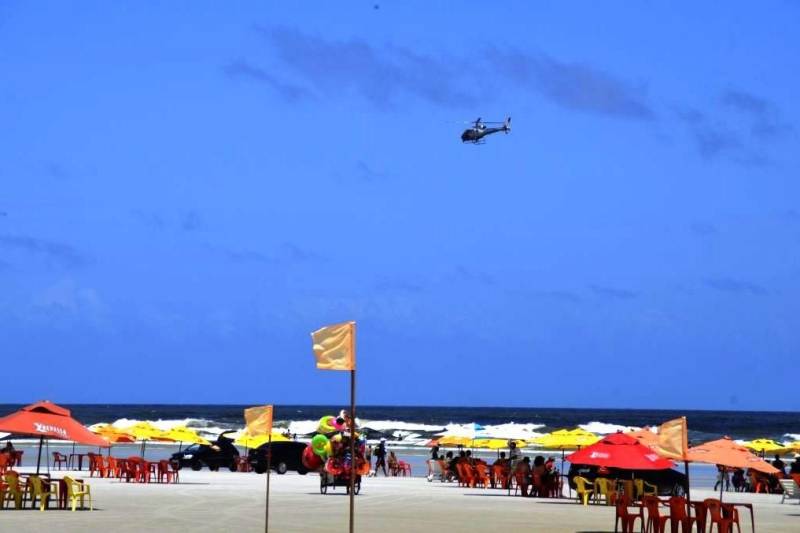 Cerca de 680 militares do Corpo de Bombeiros realizam trabalho de prevenção, primeiros socorros e resgate rodoviário nos municípios do interior do Estado, neste final de semana. A ação faz parte da operação Carnaval 2018. No sábado, 10, os militares itensificaram os serviços de prevenção, atuando com orientações aos banhistas, distribuição de pulseirinhas, captura de animal, orientações aos condutores de carros e motocicletas nas praias e acidentes rodoviários, além de atendimento de primeiros socorros. Na Ilha de Mosqueiro, o fim de semana de Carnaval foi marcado pela tranquilidade. Na região, 60 guarda-vidas do Corpo de Bombeiros estiveram nas principais praias.

FOTO: ASCOM CBMPA
DATA: 10.02.2018
SALINÓPOLIS - PARÁ <div class='credito_fotos'>Foto: Ascom CBMPA   |   <a href='/midias/2018/originais/5f52a3fa-2d75-4610-969e-e5007652c98c.jpg' download><i class='fa-solid fa-download'></i> Download</a></div>