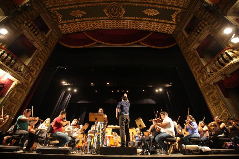 A melhor orquestra sinfônica do Brasil em 2017, eleita por revista especializada, fará uma apresentação especial ao ar livre, nesta sexta-feira, 16, para marcar a reabertura do Parque Estadual do Utinga, numa integração entre música e natureza, assim como propôs o compositor e maestro Heitor Villa-Lobos em “Floresta do Amazonas”. O regente da Orquestra Sinfônica do Teatro da Paz, Miguel Campos Neto, é um dos mais ansiosos pelo evento. Na foto, a soprano Kézia Andrade e Miguel Campos.

FOTO: MÁCIO FERREIRA / AG. PARÁ
DATA: 16.03.2018
BELÉM - PARÁ <div class='credito_fotos'>Foto: MÁCIO FERREIRA/ AG. PARÁ   |   <a href='/midias/2018/originais/5f867fef-d713-4f84-90d3-5903a9374368.jpg' download><i class='fa-solid fa-download'></i> Download</a></div>