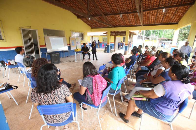 Na manhã desta quarta-feira (21), a ilha de Cotijuba recebeu a primeira edição do Projeto Família e Cidadania de 2018. O evento está sendo realizado na Escola Estadual de Ensino Fundamental e Médio Professora Marta da Conceição até a próxima sexta-feira (23). Durante a manhã mais de 40 pessoas estiveram presentes na abertura do evento, mas a expectativa é que esse número aumente, já que o projeto continua nos próximos dias, sempre com início às 8h.

FOTO: SIDNEY OLIVEIRA / AG. PARÁ
DATA: 21.02.2018
COTIJUBA - PARÁ <div class='credito_fotos'>Foto: Sidney Oliveira/Ag. Pará   |   <a href='/midias/2018/originais/609c02a1-43ba-4df0-b99e-3216696fbc56.jpg' download><i class='fa-solid fa-download'></i> Download</a></div>