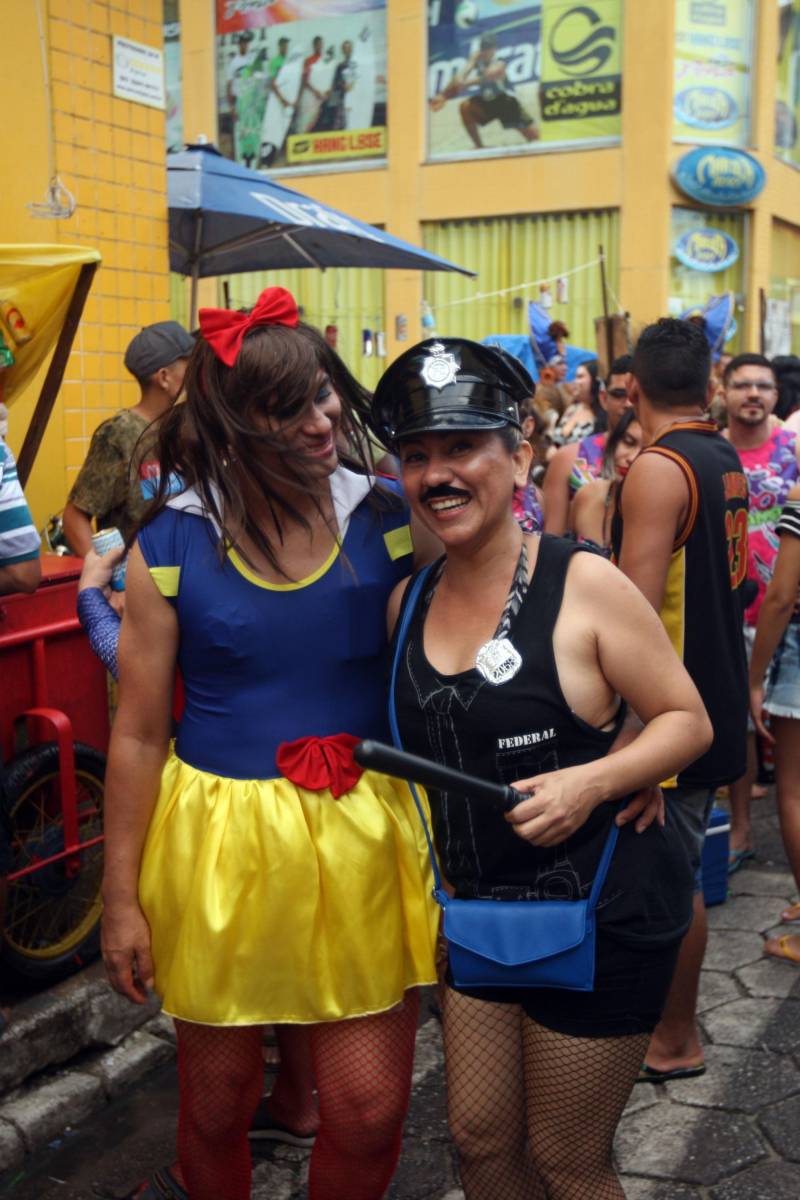 O professor Júlio Leal Gomes é natural de Vigia de Nazaré, no nordeste paraense, terra conhecida pela hospitalidade, principalmente em época festiva. Mantendo a tradição, no Carnaval Júlio e seus irmãos abrem a casa da família para amigos e outros parentes. Neste ano, o imóvel de quatro cômodos abrigou mais de 50 pessoas. Vigia tem um dos maiores e mais tradicionais carnavais do Pará. Nesta época do ano, a população do município, de 51.173 habitantes (Censo/IBGE), triplica com a chegada de brincantes oriundos de todo o Brasil, e os vigienses – igual coração de mãe - acolhem essa multidão. A estimativa é a cidade receber mais de 300 mil pessoas neste Carnaval.

FOTO: IGOR BRANDÃO / AG PARÁ
DATA: 13.02.2018
VIGIA - PARÁ <div class='credito_fotos'>Foto: IGOR BRANDÃO / AG. PARÁ   |   <a href='/midias/2018/originais/609d877f-08d4-4c1f-9b6d-6d3107874686.jpg' download><i class='fa-solid fa-download'></i> Download</a></div>