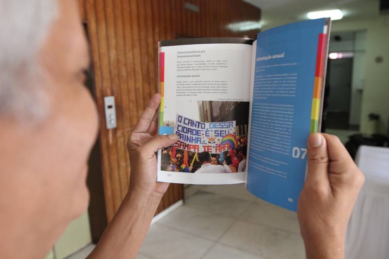 Defensoria Pública do Pará, Secretaria de Estado de Direitos Humanos e Justiça (Sejudh), Secretaria de Estado de Comunicação (Secom) e o Grupo Homossexual do Pará (GHP) realizaram, nesta terça-feira (3), a oficina "Diversidade e Mídia" para profissionais e estudantes de Comunicação”. O evento, que foi gratuito, teve como principal objetivo, contribuir para a diminuição de preconceitos e estigmas por quais passam os LGBTI+, colaborando para um melhor entendimento de termos e conceitos utilizados por esta população. A oficina contou com a participação de Symmy Larrat, paraense e liderança nacional do movimento LGBTI+ e que foi a primeira travesti a ocupar a função de coordenadora geral de Promoção dos Direitos LGBT (Lésbicas, Gays, Bissexuais, Travestis e Transexuais), da Secretaria de Direitos Humanos da Presidência da República. Para Larrat, os meios de comunicação são um importante canal quando bem utilizados para o enfrentamento da “narrativa de ódio” que coloca a existência LGBTI+ como pecado ou vergonha, com discursos que aumentam a exclusão desta população. Na foto, o Manual de Comunicação LGBT+.

FOTO: CRISTINO MARTINS / AG. PARÁ
DATA: 03.07.2018
BELÉM - PARÁ <div class='credito_fotos'>Foto: Cristino Martins/Ag. Pará   |   <a href='/midias/2018/originais/610a43e5-725a-4b7b-a6a9-510b39d3bb10.jpg' download><i class='fa-solid fa-download'></i> Download</a></div>