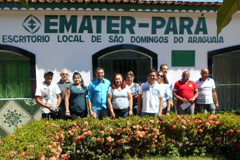 O escritório local da Empresa de Assistência Técnica e Extensão Rural do Estado Pará (Emater), em São Domingos do Araguaia apresentou o balanço das realizações alcançadas em 2018. Ao todo, a equipe fez 900 atendimentos para 360 famílias beneficiárias. Desse número, 18 agricultores forneceram alimentos para o Programa de Aquisição de Alimentos (PAA), e o Programa Nacional de Alimentação Escolar (Pnae), e comercializaram R$ 456.035,46. Outros 52 agricultores foram beneficiados com Declaração de Aptidão ao Pronaf (DAPs), para crédito rural, aposentadoria e comercialização de produtos.

FOTO: ASCOM EMATER
DATA: 11.12.2018
SÃO DOMINGOS DO ARAGUAIA - PARÁ <div class='credito_fotos'>Foto: ASCOM EMATER   |   <a href='/midias/2018/originais/617aebf0-bc74-4448-8080-ca290c42cb79.jpg' download><i class='fa-solid fa-download'></i> Download</a></div>