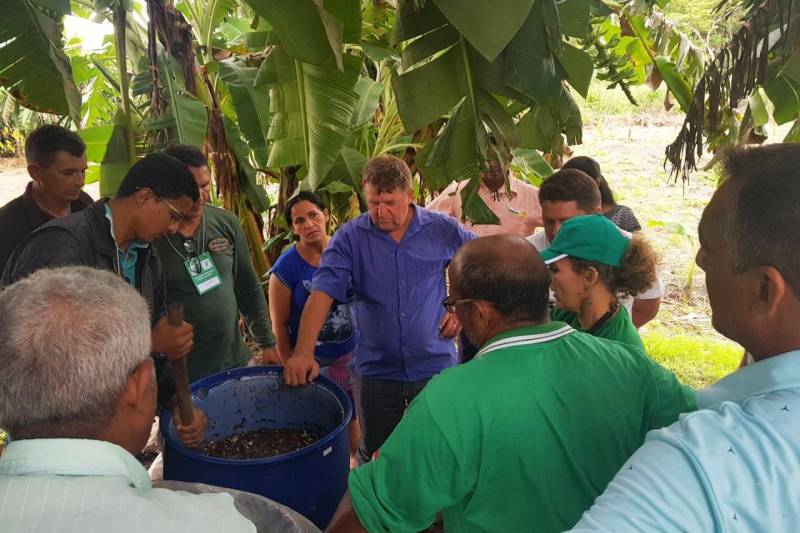 A Empresa de Assistência Técnica e Extensão Rural do Estado do Pará (Emater-Pará), por meio do escritório local de Itaituba, no oeste paraense, promoveu o curso de defensivos naturais com aplicação em horticultura, em parceira com o Serviço Nacional de Aprendizagem Rural (Senar-Pa), no período entre 19 e 23 de fevereiro. Produtores do entorno do município, principais fontes de abastecimento da cidade, participaram do curso que contou com a presença da engenheira agrônoma Ana Claudia Siviero, do escritório local de Santarém. A profissional foi indicada para ministrar o curso, por desenvolver um trabalho de repercussão na produção de orgânicos em Santarém. A demanda pela capacitação surgiu das necessidades apresentadas pelos produtores no combate às pragas existentes nas hortaliças, num primeiro momento. No entanto, o curso também procurou atendeu a necessidade de abrir espaço de debate sobre uso de agrotóxicos na produção.

FOTO: ASCOM / EMATER
DATA: 26.02.2018
ITAITUBA - PARÁ <div class='credito_fotos'>Foto: ASCOM EMATER   |   <a href='/midias/2018/originais/629fc4f4-1a13-4e5b-af0e-a302a8b0378c.jpg' download><i class='fa-solid fa-download'></i> Download</a></div>