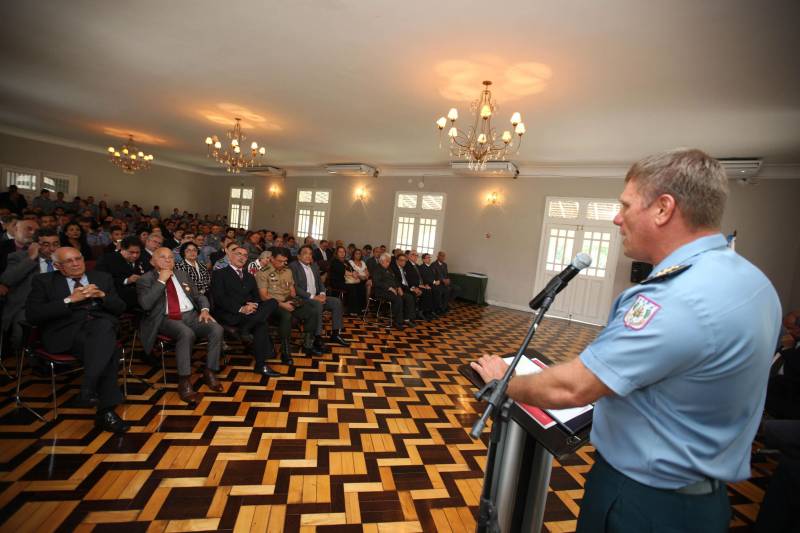 Setenta e duas personalidades civis e militares receberam, na manhã desta terça-feira, 20, no auditório do Palácio dos Despachos, em Belém, a Medalha do Mérito Governador Lauro Sodré, concedida por ocasião das comemorações pelos 101 anos de criação da Casa Militar da Governadoria do Estado, fundada em 12 de fevereiro de 1917. A honraria é destinada a personalidades que prestaram serviços relevantes ao Pará e suas instituições, especialmente à Governadoria do Estado. A solenidade foi aberta pelo governador Simão Jatene, que fez questão de parabenizar a todos os servidores da Casa Militar da Governadoria e aos agraciados com a Medalha Lauro Sodré. Na foto, o Chefe da Casa Militar da Governadoria, coronel PM César Mello.

FOTO: ANTONIO SILVA / AG. PARÁ
DATA: 20.02.2018
BELÉM - PARÁ <div class='credito_fotos'>Foto: Antônio Silva/Ag. Pará   |   <a href='/midias/2018/originais/62cd5614-a5f3-4c50-8988-6e6f0ddceae5.jpg' download><i class='fa-solid fa-download'></i> Download</a></div>