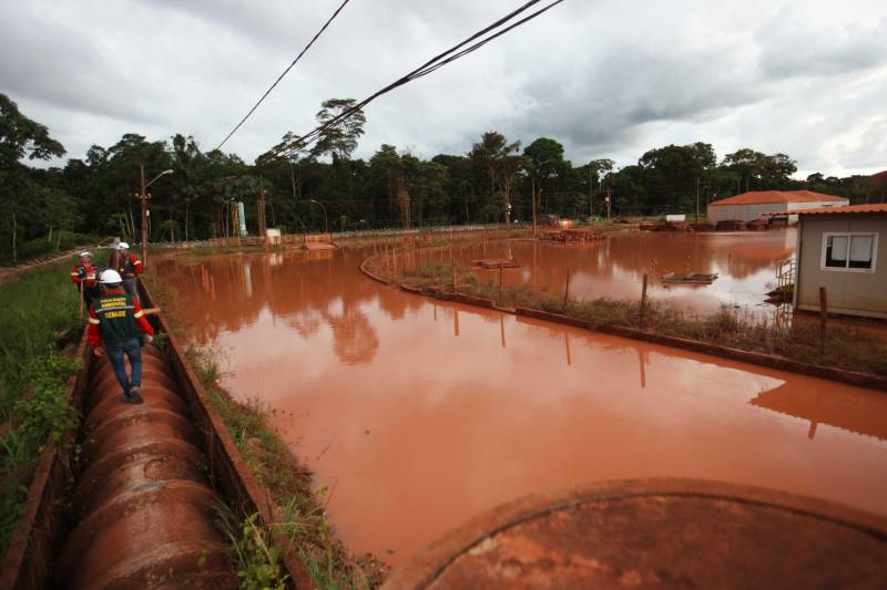 Iniciou neste sábado, 24, o prazo que o Governo do Estado deu para que a empresa de alumínio Hydro Alunorte adote procedimentos e mecanismos seguros ambientalmente, a fim de que as bacias de resíduos da empresa baixem os níveis em pelo menos um metro – o que é definido tecnicamente como padrão de segurança com comprovação permanente da redução e manutenção dos níveis. Uma equipe de fiscalização da Secretaria de Estado de Meio Ambiente e Sustentabilidade (Semas) está no município para fazer o monitoramento dos níveis das bacias do sistema de tratamento dos rejeitos da Bauxita. "Vamos montar equipes para, de duas em duas horas, avaliar o nível das bacias. Em caso de chuva o monitoramento será feito de uma em uma hora", explicou Rejiane Santos, geóloga da Diretoria de Licenciamento Ambiental da Semas.

FOTO: IGOR BRANDÃO / AG PARÁ
DATA: 24.02.2018
BELÉM - PARÁ
 <div class='credito_fotos'>Foto: IGOR BRANDÃO / AG. PARÁ   |   <a href='/midias/2018/originais/632fb007-76ab-4812-972d-4c27153cae51.jpg' download><i class='fa-solid fa-download'></i> Download</a></div>