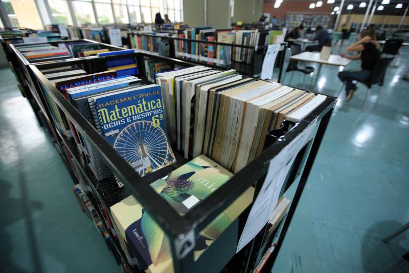 Biblioteca Pública Arthur Vianna, localizada no prédio do Centur. Com mais de 140 anos, o local é uma das principais referências na área em Belém, recebendo uma média de mil usuários por dia. Antes da popularização de instrumentos tecnológicos e sites especializados, a “biblioteca do Centur”, como é conhecida, era uma das principais fontes de pesquisa para alunos de todos os níveis de ensino em Belém. 

FOTO: MÁCIO FERREIRA / AG. PARÁ
DATA: 02.03.2018
BELÉM - PARÁ <div class='credito_fotos'>Foto: MÁCIO FERREIRA/ AG. PARÁ   |   <a href='/midias/2018/originais/6361048a-a3b8-4b9a-84d9-e501547bfb14.jpg' download><i class='fa-solid fa-download'></i> Download</a></div>