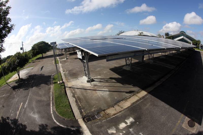 Metade da energia consumida no Hangar-Convenções e Feiras da
Amazônia já está sendo gerada por placas fotovoltaicas (painéis solares). A
entrega do projeto pelo governador Simão Jatene aconteceu nesta quinta-
feira, 22, no estacionamento do Hangar, em Belém.

FOTO: ANTÔNIO SILVA / AG. PARÁ
DATA: 22.03.2018
BELÉM - PARÁ <div class='credito_fotos'>Foto: ANTONIO SILVA / AG. PARÁ    |   <a href='/midias/2018/originais/63834cea-637d-46ac-9d03-54c4806c8035.jpg' download><i class='fa-solid fa-download'></i> Download</a></div>