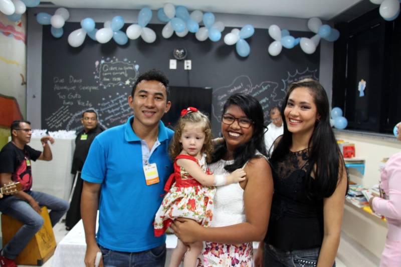 A brinquedoteca estava lotada, as crianças vestidas de branco e o videogame dava lugar à imagem de Nossa Senhora de Nazaré. Tudo isso indicava que algo diferente aconteceria no Hospital Oncológico Infantil Octávio Lobo, na tarde de sábado, 17. A pequena L.V.S, de um ano e seis meses, era a mais nova entre as crianças batizadas. A escolha foi da mãe, Larissa dos Santos (foto), que viu os pais saírem recentemente de Portel, na Ilha do Marajó, para tentar mudar de vida em Belém, e agora conta com o apoio deles no tratamento da filha iniciado há poucos dias.

FOTO: ASCOM HOIOL
DATA: 17.02.2018
BELÉM - PARÁ <div class='credito_fotos'>Foto: ASCOM HOIOL   |   <a href='/midias/2018/originais/64330db5-1096-4d41-9c92-eba1564d5a7e.jpg' download><i class='fa-solid fa-download'></i> Download</a></div>