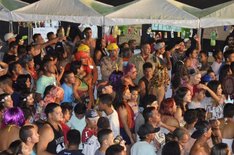 A terça-feira de Carnaval (13) nas praias do município de Barcarena foi marcada pelo trabalho de prevenção e de orientação aos frequentadores. Militares do Corpo de Bombeiros trabalharam intensamente no quarto dia da Operação Carnaval 2018 nas praias e blocos de rua, a fim de garantir a segurança de todos. A festa em Barcarena só terminará na Quarta-feira de Cinzas, com atrações musicais. As praias de Caripi, Vila do Conde, Cupiranga e Sirituba receberam o reforço do efetivo militar para atender os banhistas em qualquer situação. Com a tranquilidade nas praias, não houve registro de ocorrências graves, resultado do trabalho preventivo realizado pelo 6° Grupamento de Bombeiros Militar de Barcarena.

FOTO: ASCOM / CBMPA
DATA: 13.02.2018
VIGIA - PARÁ
 <div class='credito_fotos'>Foto: ASCOM / CBMPA   |   <a href='/midias/2018/originais/6467e8c4-b588-4e04-95fd-9dca7ddc9ddf.jpg' download><i class='fa-solid fa-download'></i> Download</a></div>