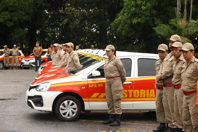 Na mesma cerimônia que entregou as viaturas para serviços de vistoria, o governador Simão Jatene fez uma visita técnica às instalações da nova Policlínica ao Corpo de Bombeiros Militar do Estado. Um prédio no Quartel do Comando Geral da corporação foi reformado e adaptado para receber a Policlínica, que oferta assistência médico-odontológico, psicológico e de primeiros socorros aos bombeiros militares e seus dependentes.

FOTO: IGOR BRANDÃO / AG. PARÁ
DATA: 15.03.2018
BELÉM - PARÁ <div class='credito_fotos'>Foto: IGOR BRANDÃO / AG. PARÁ   |   <a href='/midias/2018/originais/64c9911c-a5b5-44b0-ac4f-dd6434cebd4b.jpg' download><i class='fa-solid fa-download'></i> Download</a></div>