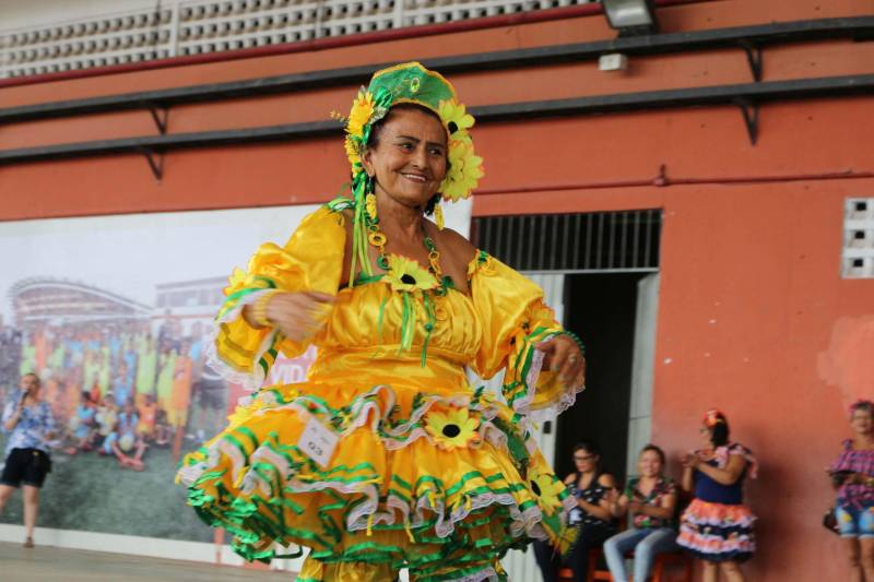 Cerca de 400 idosos, trajando as vestes típicas da época junina, participaram do 19º “Arraiá”, que integra o Projeto Vida Ativa na Terceira Idade, nesta terça-feira (26), no Estádio Olímpico do Pará, o Mangueirão, em Belém. O momento mais esperado da festa foi o concurso de Miss Caipira 2018. Conceição Albuquerque (amarelo), com o traje “Miss Copa do Mundo”, foi a vencedora desta edição. A festa junina contou com apresentação de quadrilhas de entidades de assistência à pessoa idosa e muitas brincadeiras da quadra junina, além da cantora Suanny Batidão. Com a roupa nas cores verde e amarela, Conceição Albuquerque, candidata do núcleo do projeto que funciona na Tuna Luso Brasileira, apostou na junção do tema junino com a mais importante competição de futebol – a Copa do Mundo, na Rússia. A ganhadora participou ao lado de cinco candidatas e conquistou os jurados, que avaliaram coreografia, simpatia e traje. Emocionada, a vencedora recebeu a faixa das mãos de Marlene da Silva, a miss de 2017.

FOTO: ADRIANA PINTO / ASCOM SEEL
DATA: 26.06.2018
BELÉM - PARÁ <div class='credito_fotos'>Foto: ADRIANA PINTO / ASCOM SEEL   |   <a href='/midias/2018/originais/653ef311-a808-4d8a-9400-e92cceb2d654.jpg' download><i class='fa-solid fa-download'></i> Download</a></div>