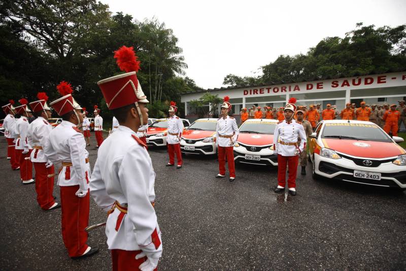 Na mesma cerimônia que entregou as viaturas para serviços de vistoria, o governador Simão Jatene fez uma visita técnica às instalações da nova Policlínica ao Corpo de Bombeiros Militar do Estado. Um prédio no Quartel do Comando Geral da corporação foi reformado e adaptado para receber a Policlínica, que oferta assistência médico-odontológico, psicológico e de primeiros socorros aos bombeiros militares e seus dependentes.

FOTO: IGOR BRANDÃO / AG. PARÁ
DATA: 15.03.2018
BELÉM - PARÁ <div class='credito_fotos'>Foto: IGOR BRANDÃO / AG. PARÁ   |   <a href='/midias/2018/originais/655aa2d8-3e9b-4de5-b4d1-df66ff7c94cb.jpg' download><i class='fa-solid fa-download'></i> Download</a></div>