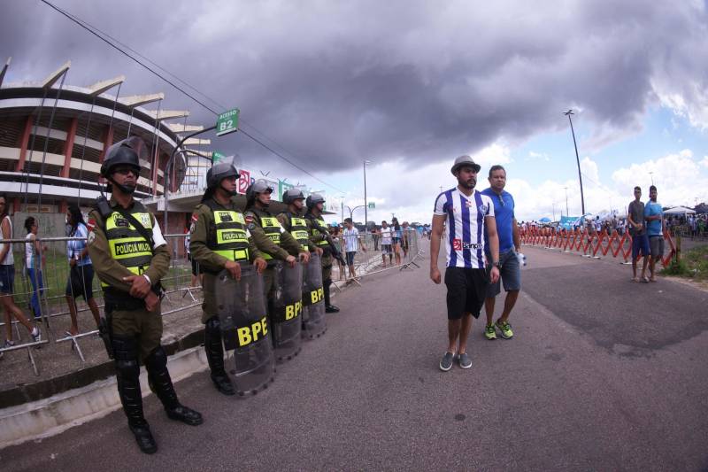 O Clube do Remo venceu o Paysandu por 2 a 1 na tarde deste domingo, partida realizada no Estádio Mangueirão, e largou na frente pelo título do Campeonato Paraense de 2018. Na foto, policiamento faz a segurança da partida.

FOTO: THIAGO GOMES / AG. PARÁ
DATA: 01.04.2018
BELÉM - PARÁ <div class='credito_fotos'>Foto: Thiago Gomes /Ag. Pará   |   <a href='/midias/2018/originais/65901887-490d-4cb2-b687-006bc0113d43.jpg' download><i class='fa-solid fa-download'></i> Download</a></div>