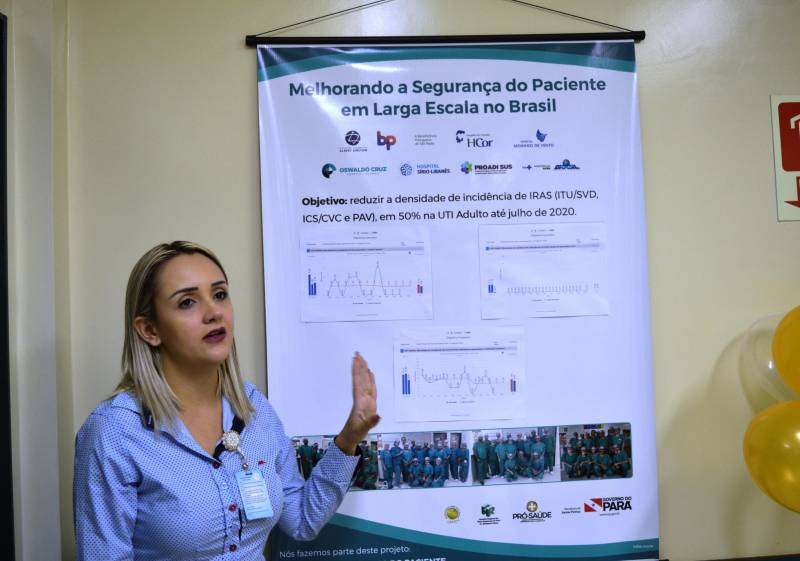 A equipe assistencial do Hospital Regional do Baixo Amazonas (HRBA), em Santarém (PA), tem comemorado marcas importantes no combate à infecção na Unidade de Terapia Intensiva (UTI) Adulto. Há mais de 365 dias, por exemplo, não são registrados casos de infecção da corrente sanguínea associada a cateter venoso central e, há mais de 130 dias, os pacientes não adquirem infecção do trato urinário associado a dispositivos invasivos. Os avanços são frutos de investimento em tecnologias e capacitação dos profissionais. As reduções nos indicadores de infeção hospitalar têm relação direta com a participação do Hospital no projeto colaborativo “Melhorando a Segurança do Paciente em Larga Escala no Brasil”, que faz parte do “Programa de Apoio ao Desenvolvimento Institucional do SUS (Proadi-SUS)”, do Ministério da Saúde, em parceria com hospitais de excelência. O projeto começou em dezembro de 2017. Na foto, a supervisora do Serviço de Controle de Infecção Hospitalar (SCIH), Sheila Oliveira.

FOTO: ASCOM / HRBA
DATA: 24.12.2018
SANTARÉM - PARÁ <div class='credito_fotos'>Foto: Ascom HRBA   |   <a href='/midias/2018/originais/65a28b5c-bed2-4ac8-9f7f-f21de355a44f.jpg' download><i class='fa-solid fa-download'></i> Download</a></div>
