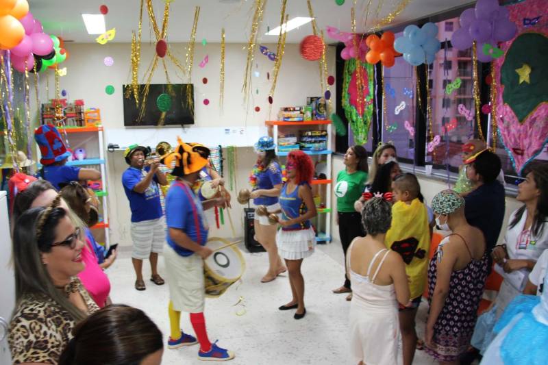 Quando os primeiros chapéus coloridos começaram a surgir e o som dos tambores passou a ecoar pelos corredores do Hospital Oncológico Infantil Octávio Lobo, portas dos quartos começaram a se abrir revelando rostos curiosos para ver que movimento diferente era aquele. Toda aquela animação vinha do Arraial do Pavulagem que, assim como faz em seus cortejos pelas ruas de Belém, literalmente arrastou as crianças e adolescentes em tratamento no Oncológico Infantil, para o tradicional Baile de Carnaval da unidade, que é gerenciada pela Pró-Saúde Associação Beneficente de Assistência Social e Hospitalar, sob contrato de gestão com a Secretaria de Estado de Saúde Pública (Sespa).

FOTO: ASCOM / HOIOL
DATA: 10.02.2018
BELÉM - PARÁ <div class='credito_fotos'>Foto: ASCOM HOIOL   |   <a href='/midias/2018/originais/65ac68e4-e8c5-4a59-8326-1e4df2622cb1.jpg' download><i class='fa-solid fa-download'></i> Download</a></div>