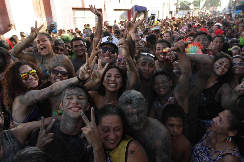 Em Curuçá, no nordeste do Estado, é do mangue que sai o caranguejo, sustento de muitas famílias, e a lama (Tijuco), matéria-prima da fantasia usada pelos brincantes do tradicional bloco carnavalesco "Pretinhos do Mangue". Neste domingo (11), segundo a organização do evento, mais de 17 mil pessoas entre brincantes e espectadores acompanharam o cortejo que teve início no Porto dos Pretinhos e seguiu pelas principais ruas do município até a praça da folia, na orla. O bloco nasceu no ano de 1989 a partir da frustração de dois amigos que foram ao mangue atrás de alimento, mas não conseguiram nenhum caranguejo. Então decidiram passar lama pelo corpo e saíram pela cidade em forma de protesto. "O mangue oferece o nosso caranguejo, mexilhão e camarão. É daqui que as famílias tiram seu sustento. Nossa intenção é aproveitar esse momento de alegria e passar essa mensagem de preservação", afirmou Edmilson Campos, mais conhecido como "Cafá", que está à frente do bloco há 18 anos.

FOTO: CRISTINO MARTIS / AG PARÁ
12.02.2018
CURUÇÁ - PARÁ <div class='credito_fotos'>Foto: Cristino Martins/Ag. Pará   |   <a href='/midias/2018/originais/65c660e3-bc4d-4652-aedb-2a6b14a42a85.jpg' download><i class='fa-solid fa-download'></i> Download</a></div>