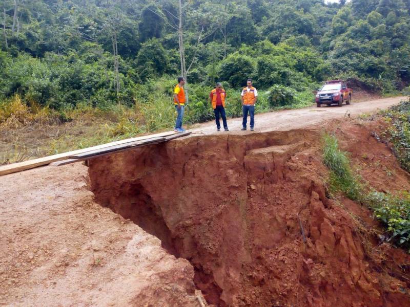 Nesta sexta-feira, 23, uma equipe da Defesa Civil do Pará se deslocou de Marabá rumo ao município de Itupiranga, na região sudeste do estado. Por conta do período chuvoso, 15 pontes da cidade apresentaram sérios problemas. Além disso, 300 pessoas estão desalojadas e 100 desabrigadas. Para auxiliar no atendimento dessas famílias, a Defesa Civil de Itupiranga solicitou ajuda da Coordenadoria Estadual de Defesa Civil. O subcomandante do 5º Grupamento Bombeiro Militar, Major Paulo César Vaz, ressaltou que esta é a segunda avaliação feita no município. “Enviamos a mesma equipe que esteve em Itupiranga, no dia 16 de fevereiro, para uma nova avaliação e dar o suporte necessário à Defesa Civil municipal no sentido de preencher o sistema S2iD (Sistema Integrado de Informações sobre Desastres do Governo Federal), o que vai subsidiar a prefeitura para decretar situação de emergência no município, e assim, consiga atender as demandas emergenciais”, explicou.

FOTO: ASCOM / DEFESA CIVIL
DATA: 23.02.2018
ITUPIRANGA - PARÁ <div class='credito_fotos'>Foto: ASCOM / DEFESA CIVIL    |   <a href='/midias/2018/originais/66b34d6d-5675-4ff1-8cc6-d3bb48098973.jpg' download><i class='fa-solid fa-download'></i> Download</a></div>