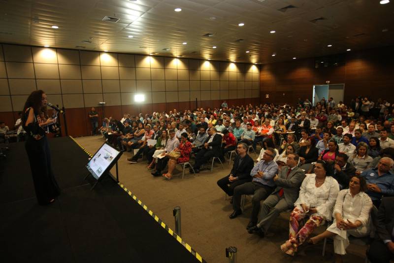 Foi aberta na manhã desta quarta-feira (7) a 3ª Reunião do Fórum Permanente de Prefeitas e Prefeitos dos Municípios Sustentáveis, que terá como tema central a governança compartilhada. O evento reúne gestores e técnicos dos 141 municípios que manifestaram interesse em adotar as diretrizes do programa e trará palestras e painéis com especialistas da área, além dos resultados alcançados com o auxílio do Programa Municípios Sustentáveis (PMS), gerido pela Secretaria Extraordinária de Municípios Sustentáveis (Semsu), principalmente no âmbito da gestão fiscal das prefeituras. A programação se estende até a quinta-feira (8), no Hangar Convenções e Feiras da Amazônia. Na foto, secretária de Municípios Sustentáveis, Izabela Jatene.

FOTO: SIDNEY OLIVEIRA / AG. PARÁ
DATA: 07.02.2018
BELÉM - PARÁ <div class='credito_fotos'>Foto: Sidney Oliveira/Ag. Pará   |   <a href='/midias/2018/originais/66fe00ec-b97f-42fb-8ece-6cf2330766e0.jpg' download><i class='fa-solid fa-download'></i> Download</a></div>